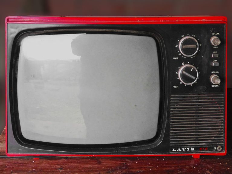 Wieczorny relaks przed telewizorem, lub niedzielne serialowe popołudnie, umila nam czas wolny ,a także pozwala się zrelaksować.
