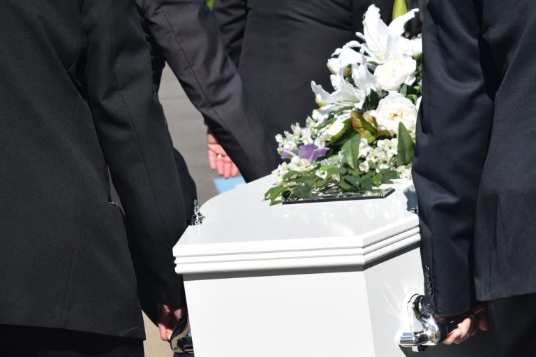 Śmierć zażyłej nam człowieka wzbudza w naszym sercu pustkę