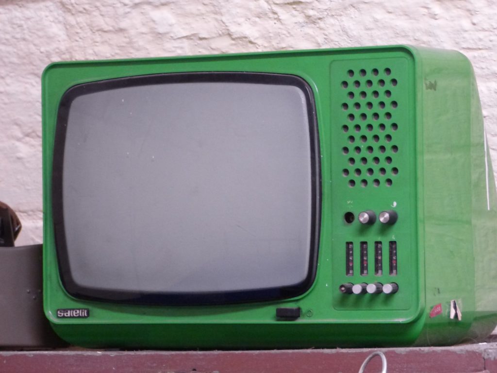 W aktualnych czasach nadzwyczaj dużo osób swój wolny czas spędza przed telewizorem.