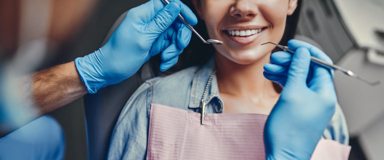 Wszechstronne leczenie dentystyczne – odkryj ścieżkę do zdrowej i pięknego uśmiechów.